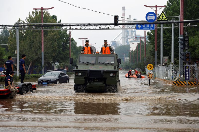 &copy; Reuters.     中国の首都北京の南西に位置する河北省タク州市では台風５号（トクスリ）の影響で河川が氾濫し、懸命の救助活動が行われている。写真は北京市内、２日（２０２３年　ロイター／Tings