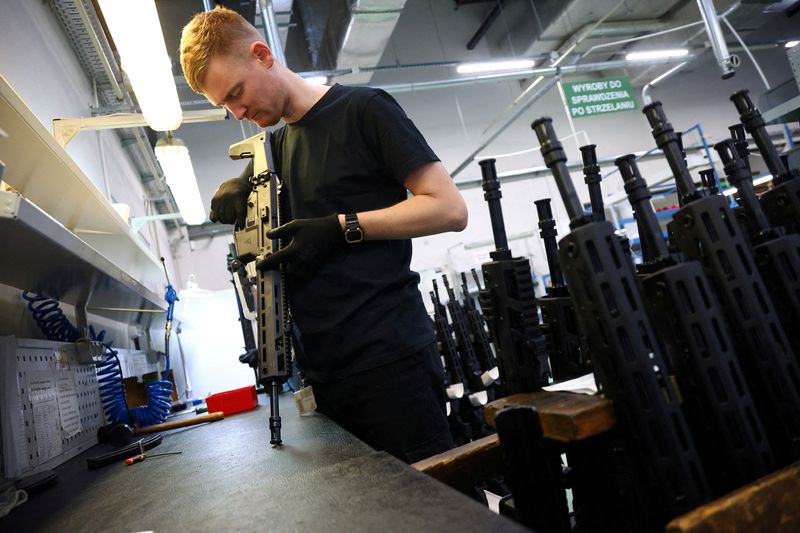 &copy; Reuters. FILE PHOTO: A worker checks the quality of GROT C16 FB-M1, modular assault rifle system at PGZ (Polska Grupa Zbrojna) arms factory Fabryka Broni Lucznik in Radom Poland, November 7, 2022. REUTERS/Kacper Pempel   