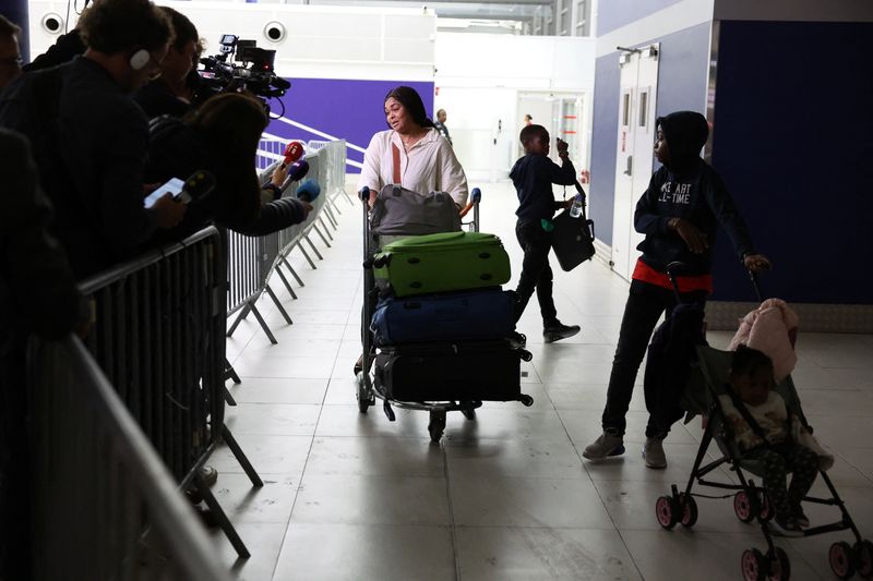 &copy; Reuters. Des ressortissants français et d'autres citoyens européens évacués du Niger arrivent à l'aéroport Paris Charles de Gaulle à Roissy. /Photo prise le 2 août 2023/REUTERS/Stéphanie Lecocq