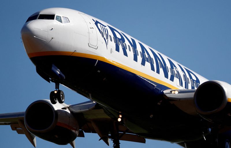 &copy; Reuters. FOTO ARCHIVO: Un avión Boeing 737-800 de Ryanair se aproxima al aeropuerto de París-Beauvais en Tille, norte de Francia, 27 de septiembre de 2018.  REUTERS/Christian Hartmann