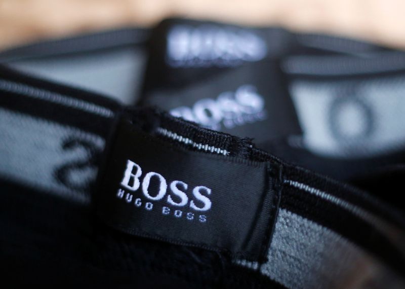 &copy; Reuters. Des vêtements Hugo Boss dans un magasin d'usine à Mezingen. /Photo prise le 29 octobre 2013/REUTERS/Michael Dalder