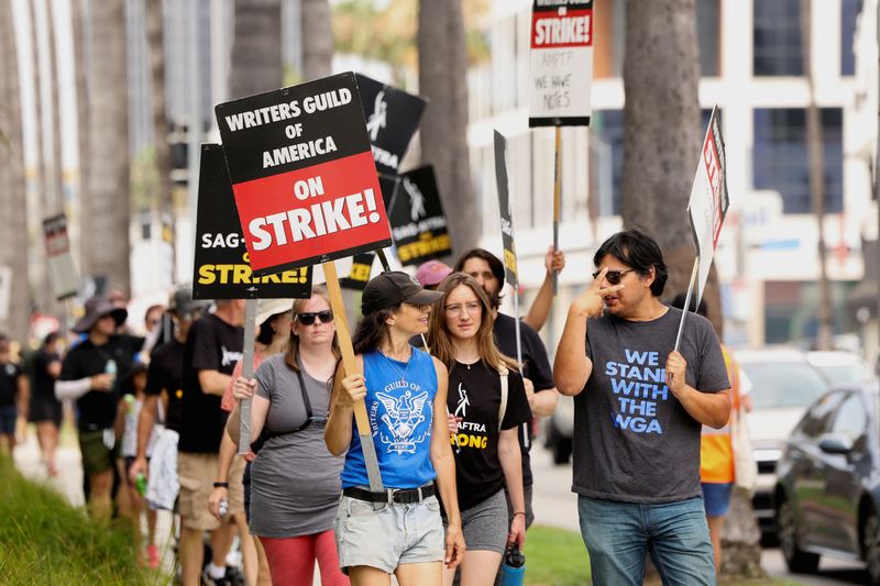 &copy; Reuters. FILE PHOTO: SAG-AFTRA actors and Writers Guild of America (WGA) writers walk the picket line during their ongoing strike outside Netflix, in Los Angeles, California, U.S., July 31, 2023. REUTERS/Mario Anzuoni