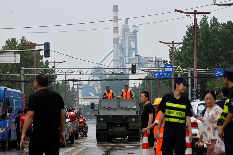 &copy; Reuters. Un véhicule de la police paramilitaire intervient à la suite des pluies et des inondations provoquées par le typhon Doksuri, à Pékin, en Chine. /Photo prise le 2 août 2023/REUTERS/Tingshu Wang