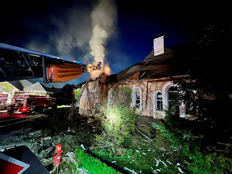 &copy; Reuters. Equipos de rescate trabajan en un edificio dañado durante la noche por los ataques de drones rusos, en pleno ataque de Rusia a Ucrania, en la región de Kiev, Ucrania, 2 de agosto de 2023. Servicio de prensa del Servicio Estatal de Emergencias de Ucrania