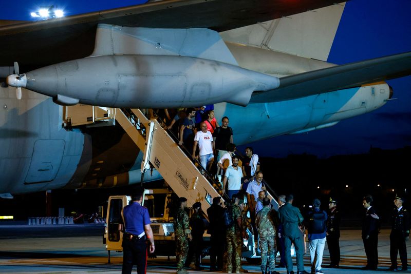 &copy; Reuters. Cittadini italiani e altri cittadini europei e americani evacuati dal Niger arrivano all'aeroporto di Ciampino, 2 agosto 2023. REUTERS/Remo Casilli