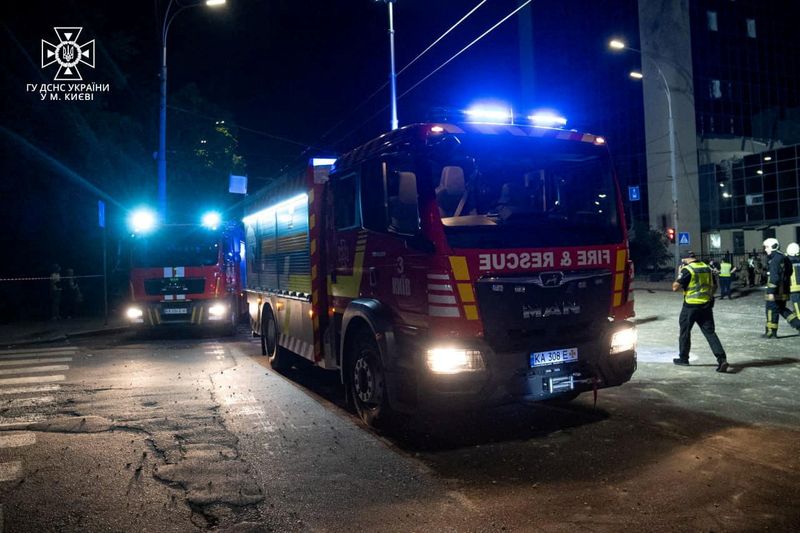 © Reuters. Fire engines are pictured at the scene, following a Russian drone attack, amid Russia's attack on Ukraine, in Kyiv, Ukraine, in this handout image released on August 2, 2023. State Emergency Service of Ukraine/Handout via REUTERS