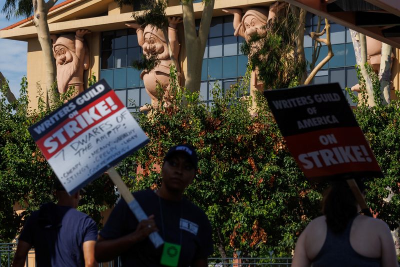 &copy; Reuters. Acteurs et écrivains hollywoodiens en grève devant les studios Disney en Californie. /Photo prise le 25 juillet 2023/REUTERS/Mike Blake