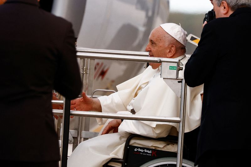 &copy; Reuters. Pope Francis boards the papal plane ahead of his visit to Portugal for World Youth Day 2023 at Fiumicino airport in Rome, Italy, August 2, 2023. REUTERS/Yara Nardi