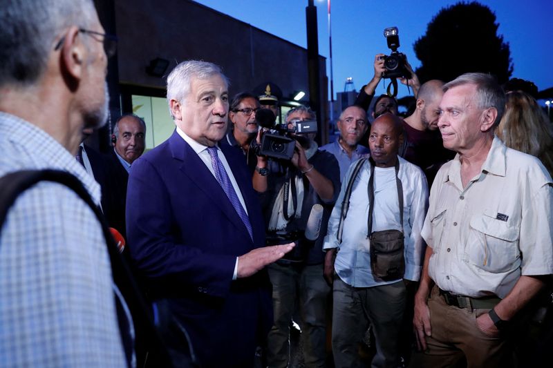 &copy; Reuters. Il ministro degli Esteri italiano Antonio Tajani parla con i cittadini italiani e altri cittadini europei e americani evacuati dal Niger all'aeroporto di Ciampino, 2 agosto 2023. REUTERS/Remo Casilli