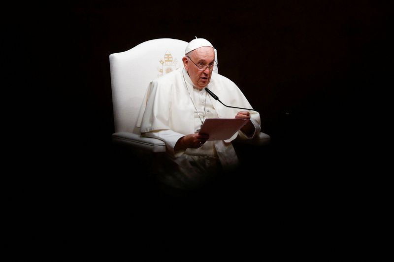 © Reuters. Pope Francis speaks as he meets with authorities, civil society and the diplomatic corps in the Cultural Centre of Belem during his apostolic journey to Portugal on the occasion of the XXXVII World Youth Day, in Lisbon, Portugal, August 2, 2023. REUTERS/Guglielmo Mangiapane