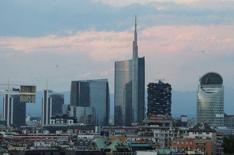 &copy; Reuters. Una veduta dello skyline di Milano durante il tramonto a Milano, Italia, 6 luglio 2023. REUTERS/Claudia Greco/Foto d'archivio