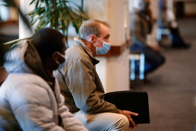 &copy; Reuters. Des demandeurs d'emploi attendent avant un salon de l'emploi pour des emplois à l'aéroport international de Logan à Boston, Massachusetts. /Photo prise le 7 décembre 2021/REUTERS/Brian Snyder