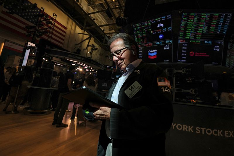 &copy; Reuters. FILE PHOTO: Traders work on the floor of the New York Stock Exchange (NYSE) in New York City, U.S., July 26, 2023.  REUTERS/Brendan McDermid/File Photo