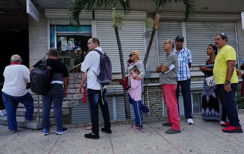 &copy; Reuters. People wait in line to buy foreign currency in Havana, Cuba, August 1, 2023. REUTERS/Alexandre Meneghini