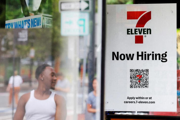 &copy; Reuters. Imagen de archivo de un local de 7-Eleven con un cartel ofreciendo empleo en Cambridge, Massachusetts, EEUU. 8 julio 2022. REUTERS/Brian Snyder