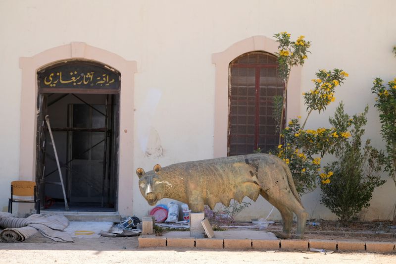 &copy; Reuters. تمثال أنثى الذئب كابيتولينيا الذي عُثر عليه في مزرعة مواطن بعد اختفائه لأكثر من ثلاثين عامًا في بنغازي بليبيا يوم 31 يوليو تموز 2023. تصوير: عصا