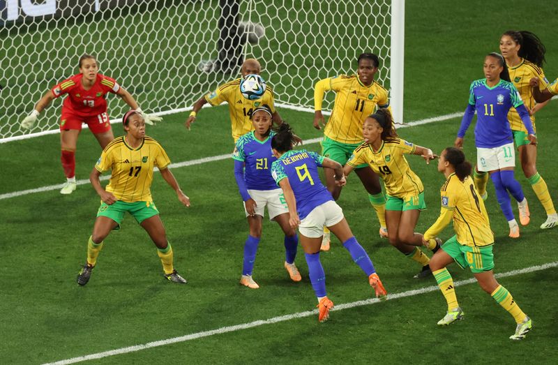 &copy; Reuters. La delantera brasileña Debinha (9) en acción durante el partido entre Brasil y Jamaica por el Grupo F de la Copa Mundial Femenina de Fútbol Australia y Nueva Zelanda 2023 de la FIFA en el Estadio Melbourne Rectangular de Melbourne, Australia. 2 de agos