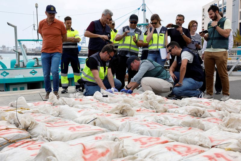 &copy; Reuters. FOTO ARCHIVO: Agentes de la policía española realizan una prueba de drogas encontradas en un pesquero brasileño interceptado que transportaba aproximadamente 1500 kg de cocaína en Gran Canaria, España. 12 de mayo de 2023. REUTERS/Borja Suarez