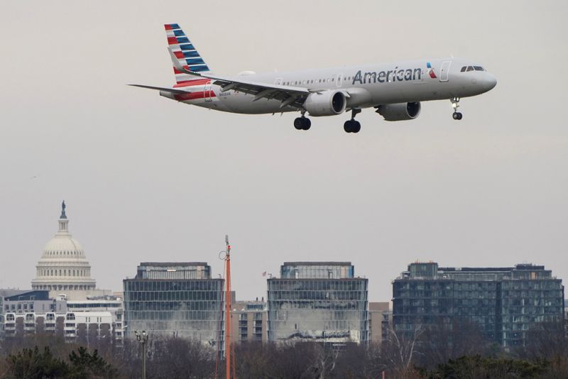&copy; Reuters. Photo d'archives d'un avion d'American Airlines à l'aéroport national Reagan d'Arlington, aux États-Unis. /Photo prise le 24 janvier 2022/REUTERS/Joshua Roberts