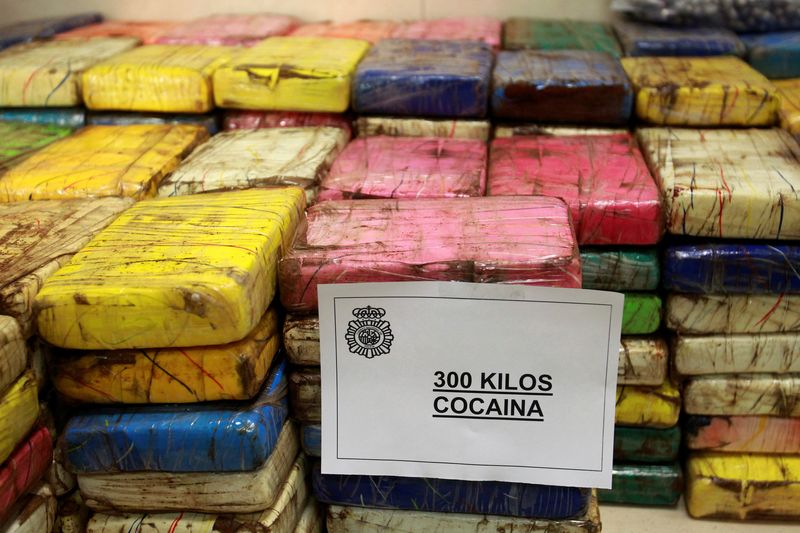 &copy; Reuters. حزم مصادرة من الكوكايين معروضة في مقر الشرطة في مدريد في صورة من أرشيف رويترز.