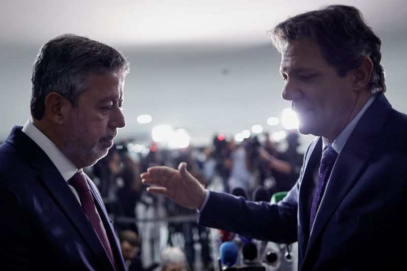 &copy; Reuters. Haddad e Lira se cumprimentam no Congresso em abril 
18/04/2023
REUTERS/Ueslei Marcelino