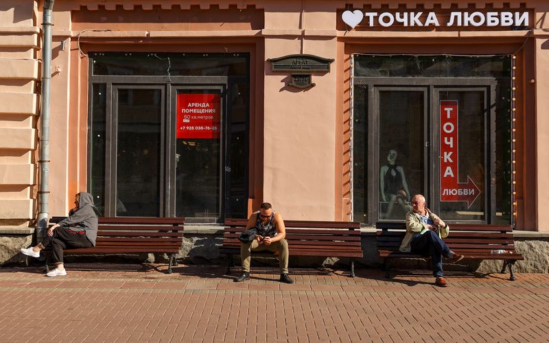 &copy; Reuters. People rest on benches near a window of business premises put out for rent in Moscow, Russia June 8, 2022. REUTERS/Evgenia Novozhenina/File photo