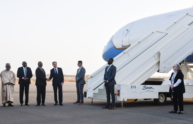 &copy; Reuters. Le secrétaire d'État américain Antony Blinken et le ministre nigérien des Affaires étrangères Hassoumi Massoudou à l'aéroport international Diori Hamani de Niamey, au Niger. /Photo prise le 17 mars 2023/REUTERS/BOUREIMA HAMA