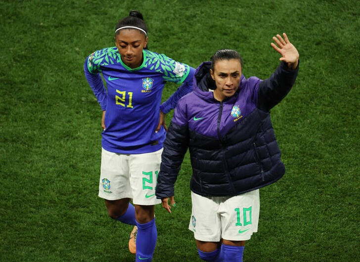 &copy; Reuters. Ago 2, 2023 
Foto del miércoles de las futbolistas de Brasil Marta y Kerolin tras la eliminación en el Mundial 
REUTERS/Asanka Brendon Ratnayake