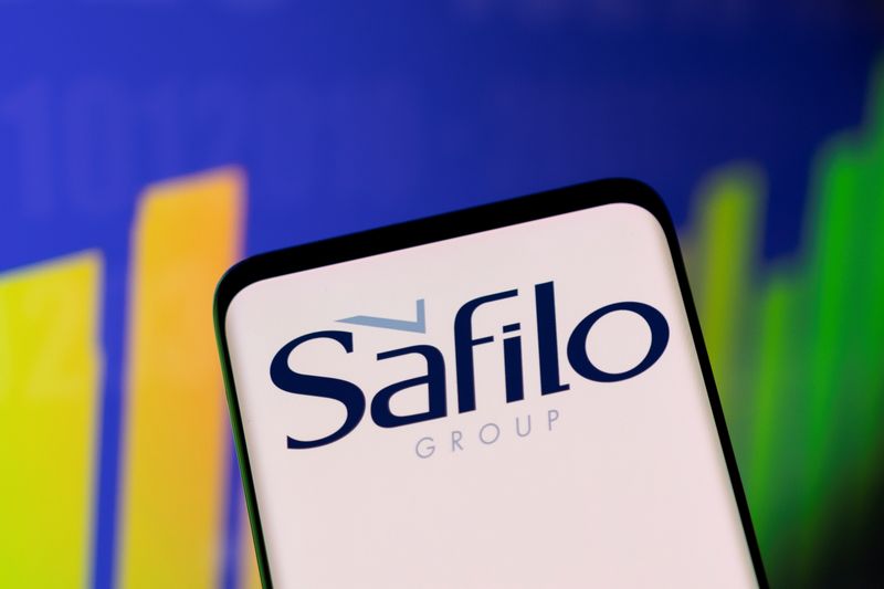 &copy; Reuters. Il logo di Safilo e un grafico azionario sullo sfondo. REUTERS/Dado Ruvic/Illustration
