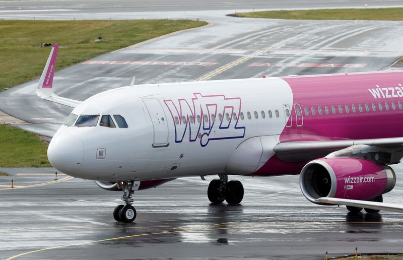 &copy; Reuters. Photo d'archives d'un Airbus A320 de Wizz Air à l'aéroport de Luton, en Grande-Bretagne. /Photo prise le 1er mai 2020/REUTERS/Andrew Boyers