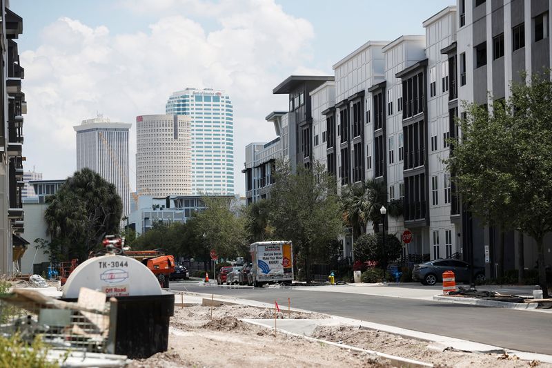 &copy; Reuters. New apartments are seen under construction while building material supplies are in high demand near downtown Tampa, Florida, U.S., May 5, 2021.  REUTERS/Octavio Jones