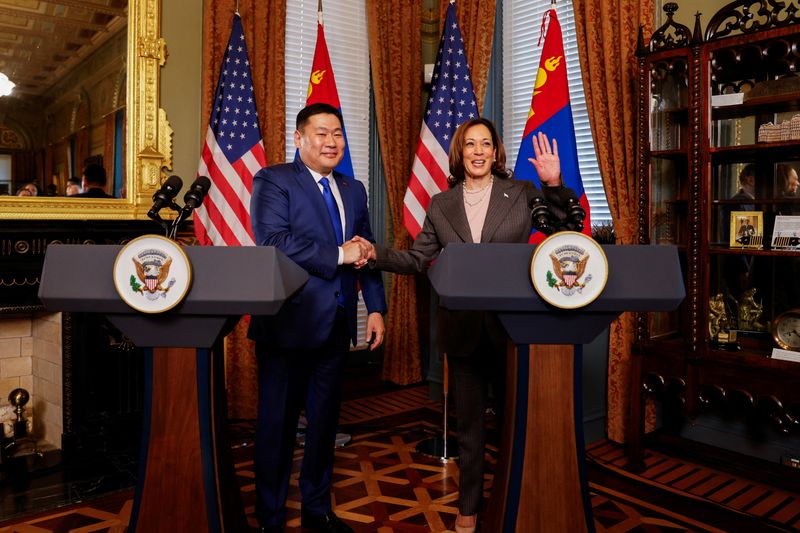 © Reuters. U.S. Vice President Kamala Harris meets with Mongolia's Prime Minister Oyun-Erdene Luvsannamsrai at her ceremonial office, in the Eisenhower Executive Office Building, on the White House campus in Washington, U.S., August 2, 2023. REUTERS/Kevin Wurm