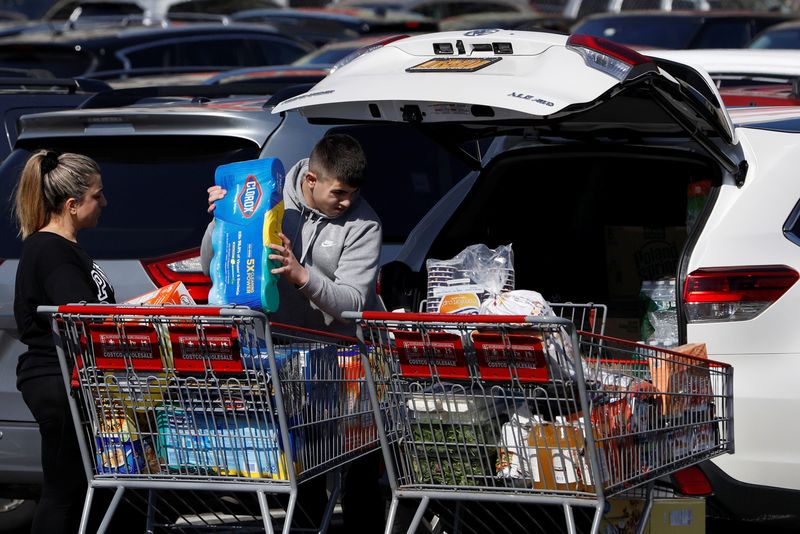 &copy; Reuters. People load Clorox into their car in the Costco parking lot after the first confirmed case of coronavirus was announced in New York State, in the Brooklyn borough of New York City, New York, U.S., March 2, 2020. REUTERS/Andrew Kelly