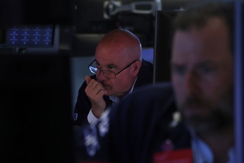 &copy; Reuters. Des traders de la Bourse de New York (NYSE) à New York, aux États-Unis. /Photo prise le 26 juillet 2023/REUTERS/Brendan McDermid