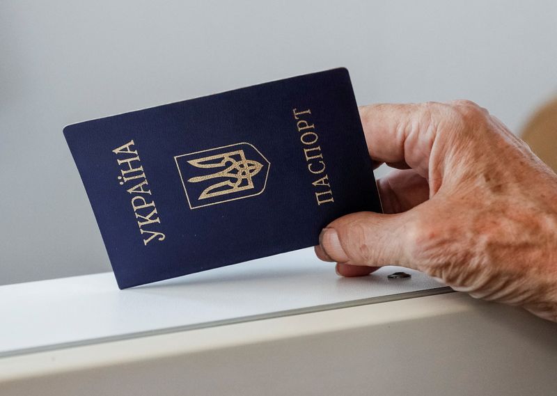 &copy; Reuters. رجل يحمل جواز السفر في مدينة مايورسك بأوكرانيا في صورة من أرشيف رويترز. 