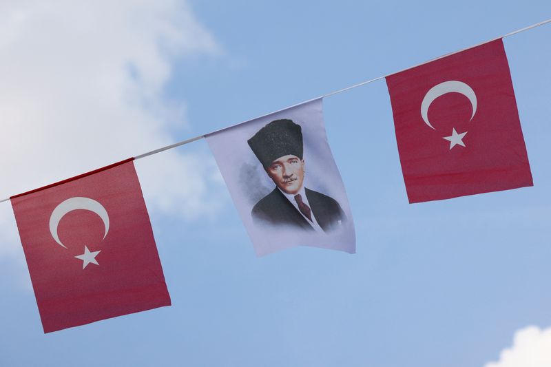 &copy; Reuters. Bandeiras turcas com imagem de Mustafa Kemal Ataturk, fundador da Turquia moderna
27/05/2023
REUTERS/Yves Herman