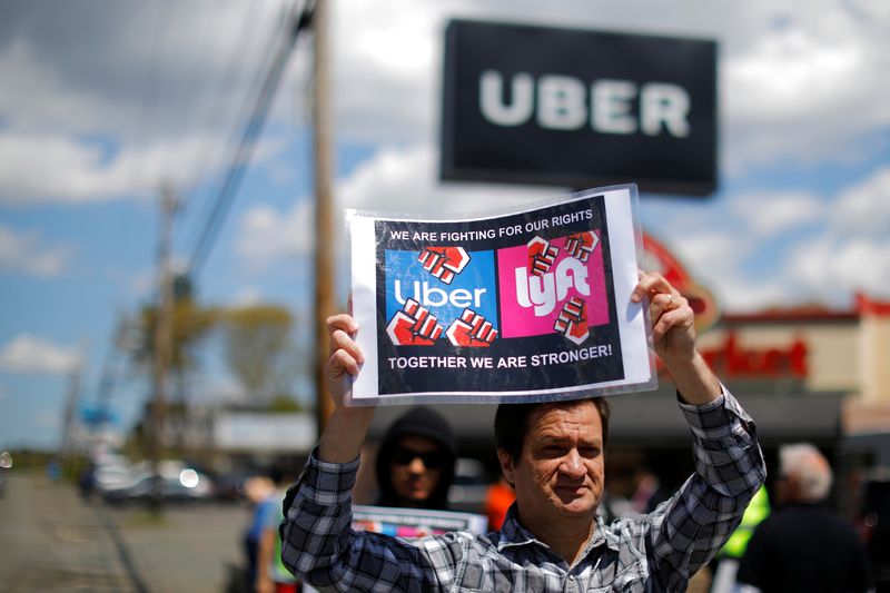 &copy; Reuters. FILE PHOTO: Uber and Lyft drivers protest during a day-long strike outside Uber’s office in Saugus, Massachusetts, U.S., May 8, 2019.   REUTERS/Brian Snyder/File Photo