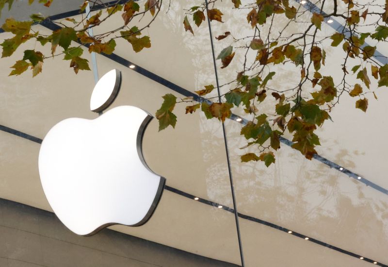 &copy; Reuters. The Apple Inc logo is seen at the entrance to the Apple store in Brussels, Belgium November 28, 2022. REUTERS/Yves Herman