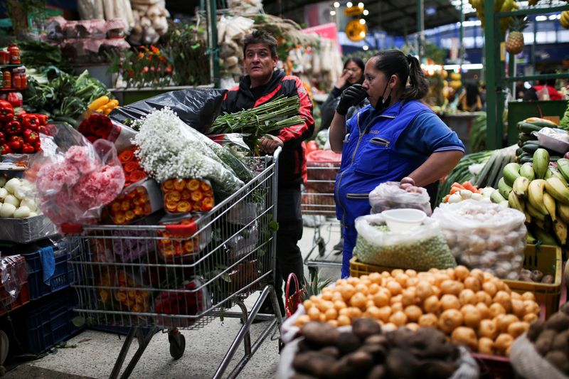 &copy; Reuters. A man walks with a shopping cart through the Paloquemao market square, amid inflation reaching the highest figures in years, in Bogota, Colombia October 7, 2022. REUTERS/Luisa Gonzalez