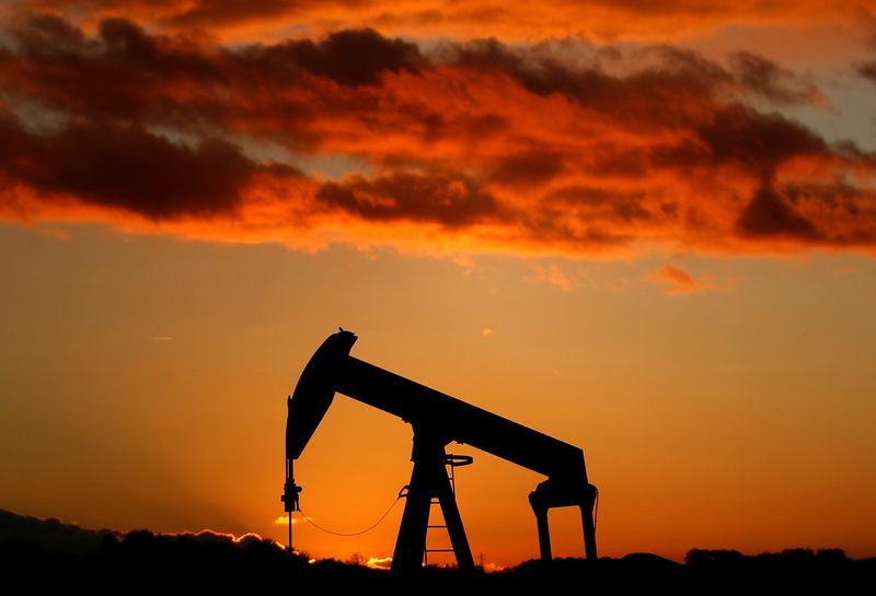 &copy; Reuters. FILE PHOTO: A oil pump is seen at sunset outside Scheibenhard, near Strasbourg, France, October 6, 2017. REUTERS/Christian Hartmann/File Photo