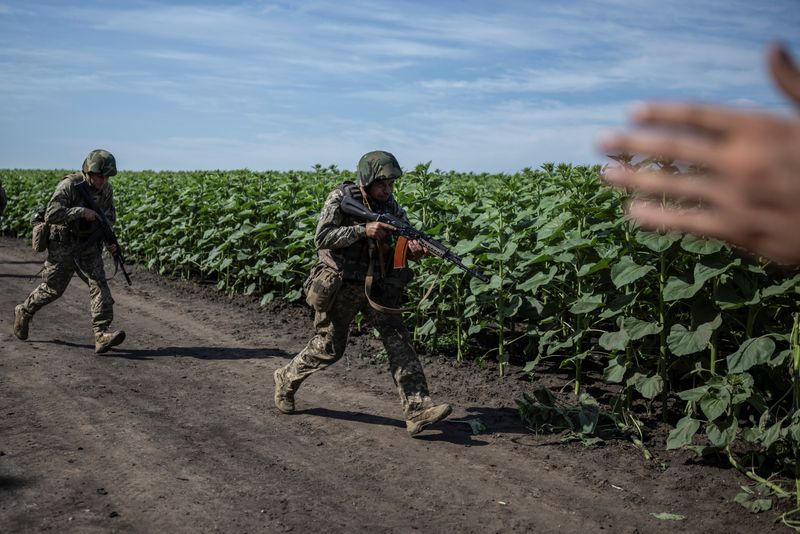 &copy; Reuters. 　８月３日、ウクライナ当局者によると、ロシア軍は前線を突破していないが、地雷原で防衛線を築いて守りを固めており、ウクライナ軍の東進や南進を困難にしている。写真は前線近くの