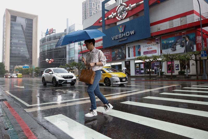 &copy; Reuters. 　８月３日、台湾北部では、台風６号の接近に伴い企業の休業や学校の休校が相次ぎ、航空便も複数欠航となっている。写真は台風被害を懸念して多くの店舗が休業した台北の商業地域で撮