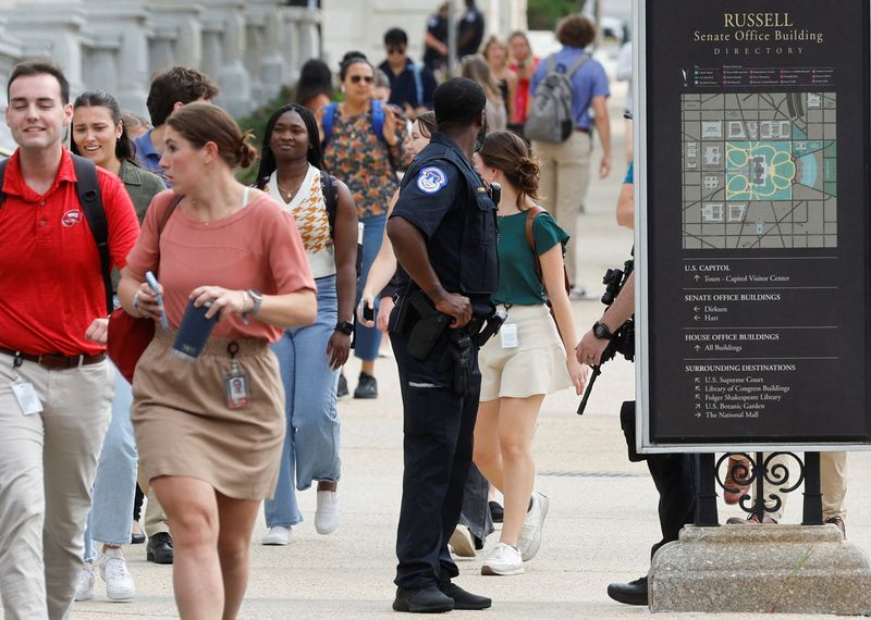 © Reuters. U.S. Senate staff members evacuate under police supervision after an unconfirmed report of an active shooter spurred a lockdown in office buildings on Capitol Hill in Washington, U.S. August 2, 2023.  REUTERS/Jonathan Ernst