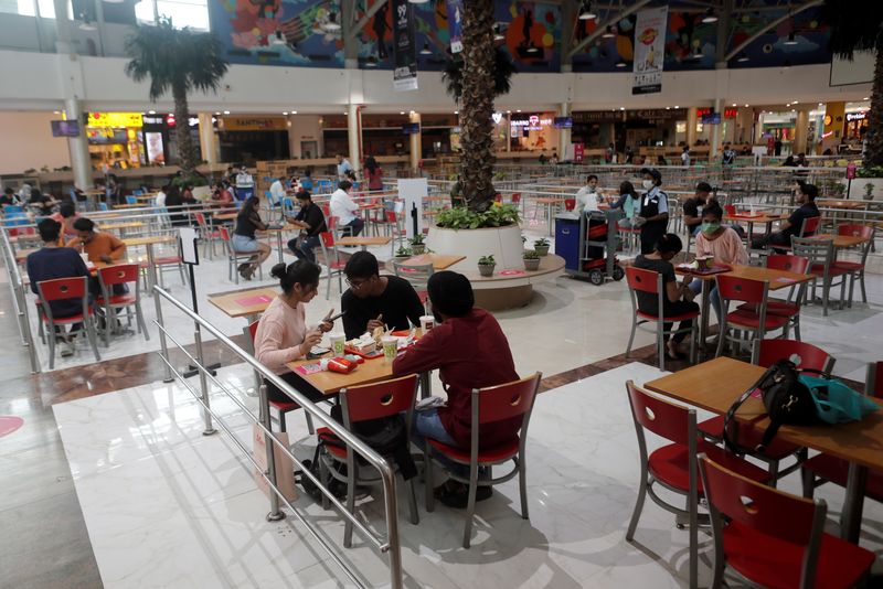 &copy; Reuters. FILE PHOTO: People eat at a food court at a mall after they reopened amidst the spread of the coronavirus disease (COVID-19) in Mumbai, India, October 8, 2020. REUTERS/Francis Mascarenhas/File Photo