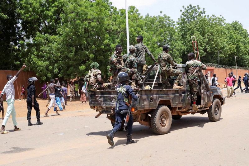 &copy; Reuters. Les forces de sécurité nigériennes se préparent à disperser des manifestants pro-junte rassemblés devant l'ambassade de France, à Niamey, la capitale du Niger. /Photo prise le 30 juillet 2023/REUTERS/Souleymane Ag Anara