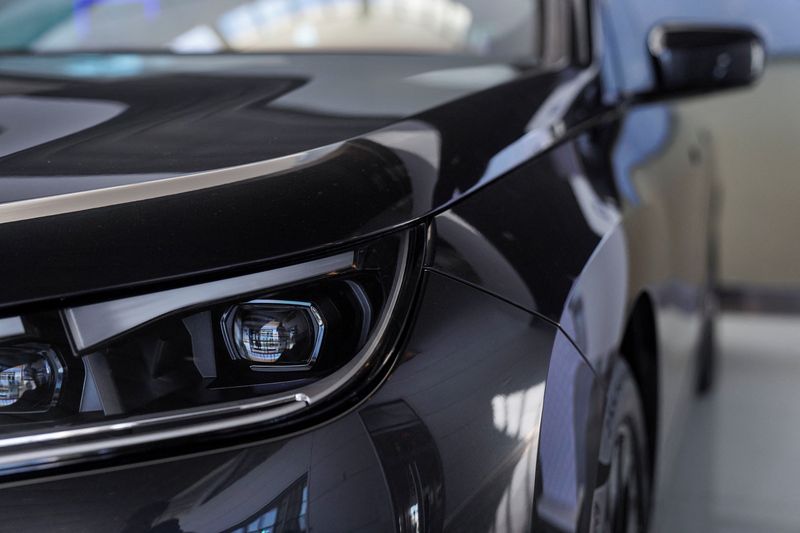 © Reuters. A BMW iX electric car is displayed during a media tour at the plant of German automaker BMW in San Luis Potosi, Mexico, February 3, 2023. REUTERS/Toya Sarno Jordan