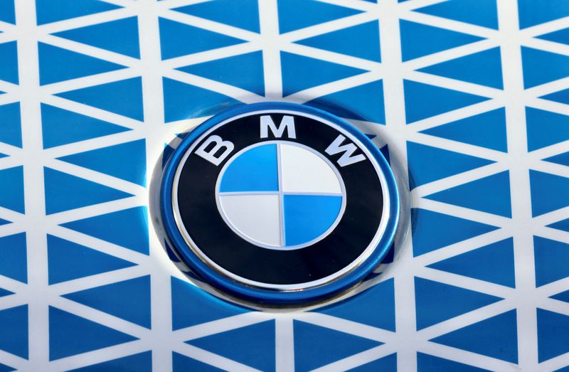&copy; Reuters. FOTO DE ARCHIVO. El logo del fabricante de automóviles alemán BMW en Bruselas, Bélgica. 28 de febrero 2023. REUTERS/Yves Herman
