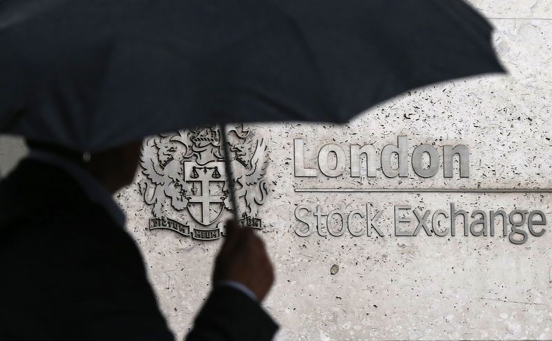 &copy; Reuters. FOTO ARCHIVO: Una persona pasa por delante de la Bolsa de Londres en Londres, Reino Unido, 24 de agosto de 2015. REUTERS/Suzanne Plunkett