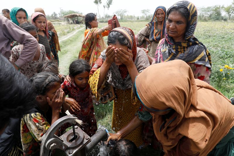 &copy; Reuters. 　７月２８日、深刻化する猛暑の被害は、女性に偏る可能性が高い、と研究者らが警鐘を鳴らしている。写真は昨年５月、パキスタン・ジャコババードで撮影（２０２３年　ロイター/Akhtar S