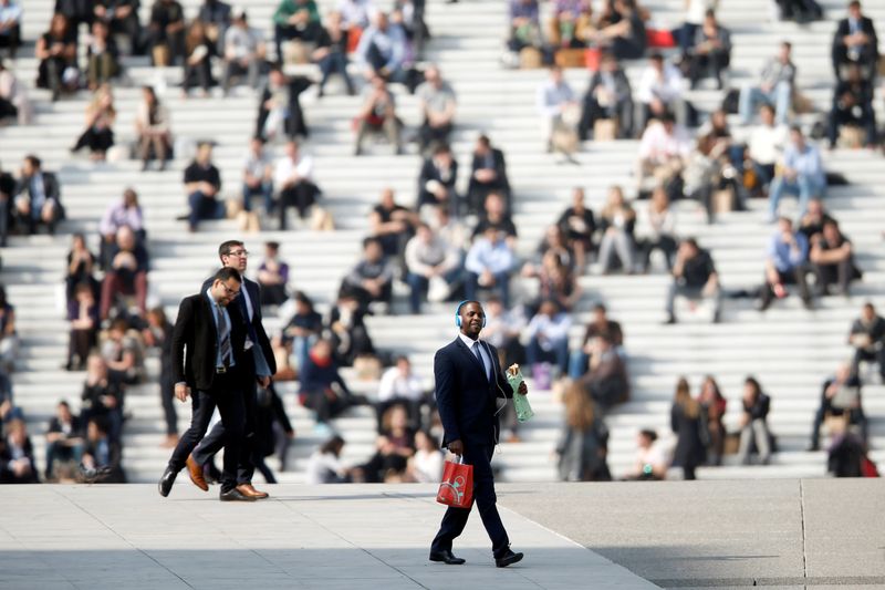 &copy; Reuters. Businessmen enjoy the good weather at lunch time under the Arche de la Defense, in the financial and business district west of Paris, as warm and sunny weather continues in France, March 13, 2014.  REUTERS/Charles Platiau/File Photo                
